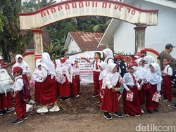 SDN di Pandeglang Disegel Ahli Waris, Siswa Tak Bisa Belajar di Sekolah