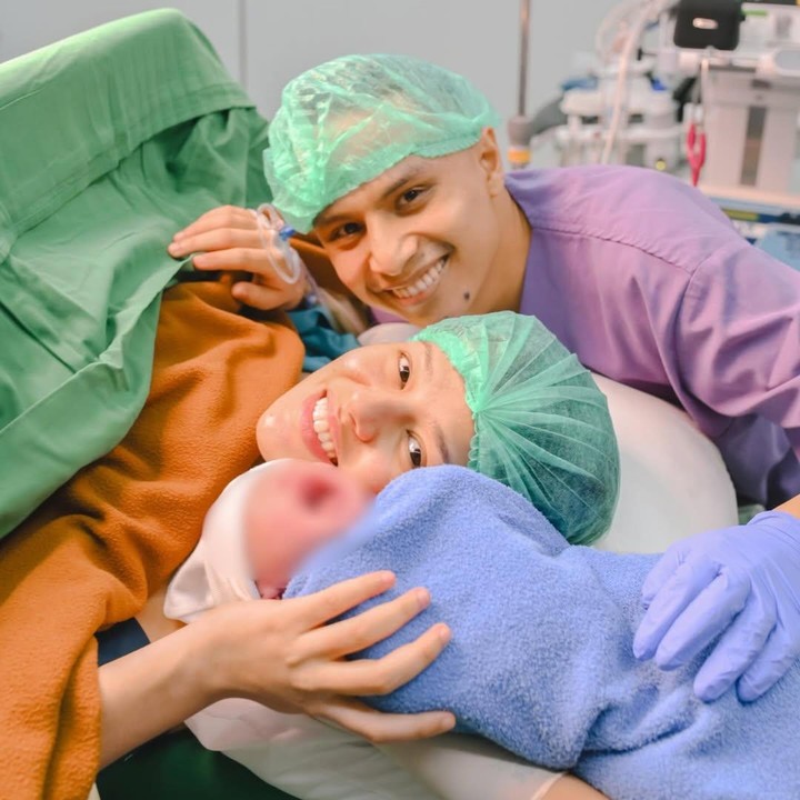 <p>Melalui unggahan di Instagram, Susan juga mengungkap nama anak pertamanya ke publik. Susan dan suami sepakat memberi nama anak mereka Rayyan Khalid Atamimi. "<em>Alhamdulilah</em> telah lahir putra pertama kami &ldquo;Rayyan Khalid Atamimi&rdquo; pada 16.01.26," tulisnya. (Foto: Instagram @nafaspertama via @susansameeh)</p>