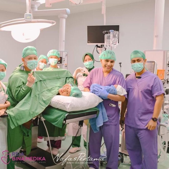 <p>Di akhir caption unggahan, Susan menuliskan ucapan terima kasih kepada tim medis yang sudah membantunya bersalin. Proses persalinan Susan tampaknya bisa berjalan lancar tak hanya karena dukungan keluarga, tapi juga tim medis di rumah sakit. "Benar-benar berterima kasih untuk dokter dan semua orang di RS Bina Medika. Terima kasih telah membuat momen besar terasa lembut dan meyakinkan," tulisnya. (Foto: Instagram @nafaspertama via @susansameeh)</p>