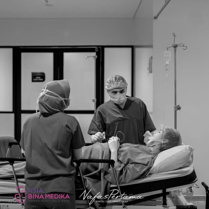 <p>Susan membagikan momen persalinannya yang penuh haru ke publik. Dalam <em>postingan</em> ini, Susan terlihat selalu didampingi oleh sang suami Khalid Atamimi selama proses persalinan. Suami Susan tampak begitu siaga memberikan dukungan untuk istrinya yang berjuang melahirkan anak pertama mereka. (Foto: Instagram @nafaspertama via @susansameeh)</p>