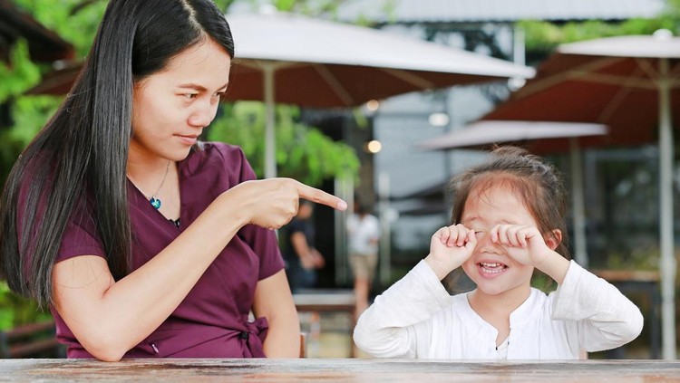 Tanpa Disadari Orang Tua Bersikap Berbeda pada Anak yang Kurang Menarik
