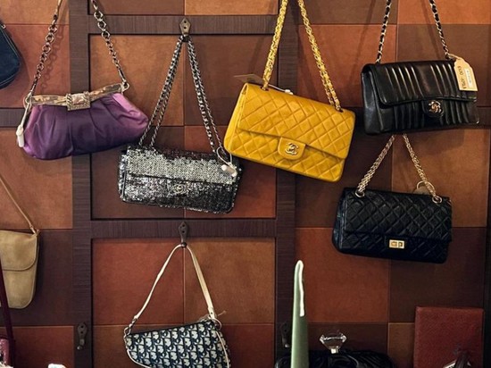 Punya Banyak Tas dan Sepatu, Tapi yang Dipakai Itu Lagi? Kamu Cuma Butuh Item yang Praktis