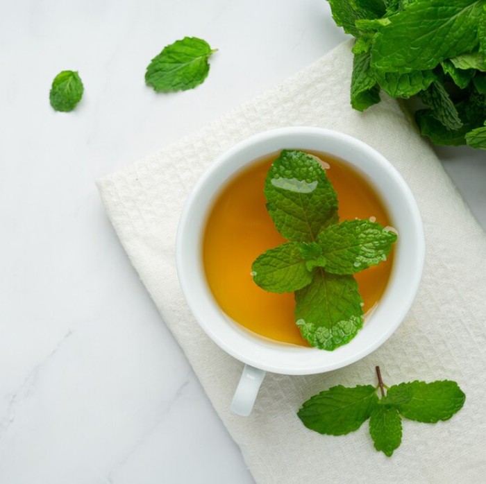 Teh hijau daun mint jadi minuman untuk menurukan berat badan. Bisa mendukung metabolisme lemak/Foto: freepik.com/jcomp