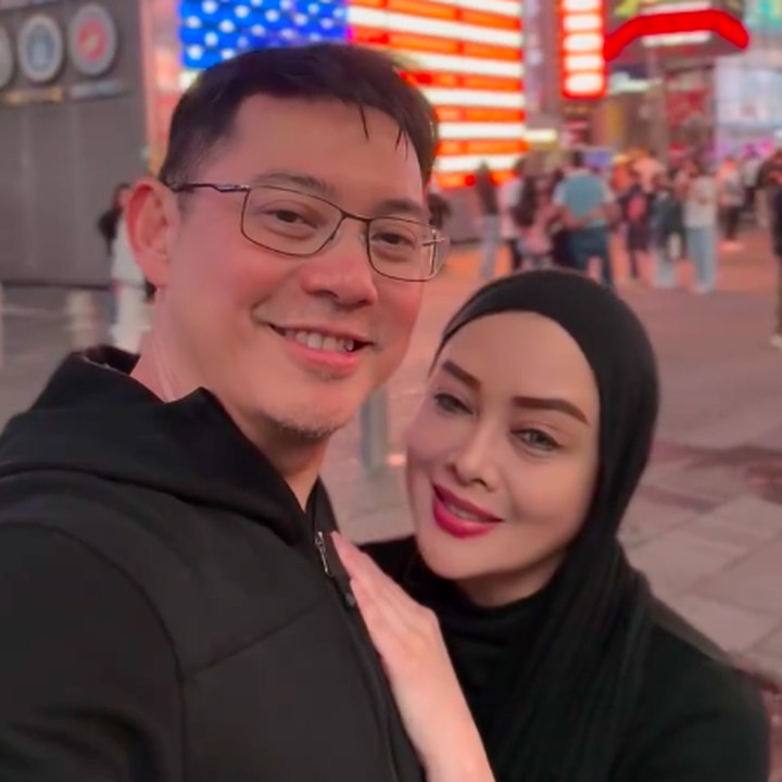 <p>Kehidupan Terry di AS sempat menjadi sorotan beberapa waktu lalu. Terry pernah memutuskan untuk bekerja sebagai pengantar makanan di Negeri Paman Sam untuk menambah pemasukan rumah tangga. "Kalau di Amerika itu juga enggak bisa diam saja. Kita harus double income. Enggak bisa tuh lakinya aja yang kerja, jadi harus suami dan istri kerja. Bahkan di sana anak 14 tahun sudah bisa kerja. Di sana juga enggak ada prinsip, 'Uang suami uang istri,' itu enggak ada. Pajak hampir 50 persen say, jadi ya sudah dijalani saja," ungkapnya, dikutip dari <em>YouTube TRANS TV Official.</em> (Foto: Instagram @terryputri/ TikTok @initerryputri)</p>