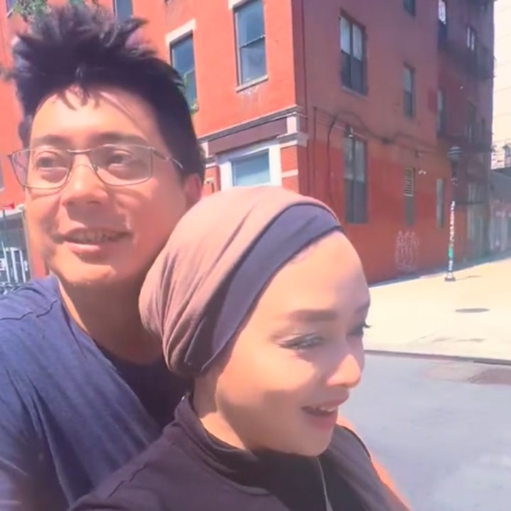 <p>Setelah menjalani LDR, Terry diketahui sudah kembali ke AS untuk berkumpul bersama suaminya. Melalui video yang diunggah di TikTok, Terry membagikan momen saat jalan-jalan romantis di jalanan di AS bersama Derly. Di video ini, Terry ikut suaminya naik skuter listrik untuk menempuh perjalanan ke kawasan Soho di AS. (Foto: Instagram @terryputri/ TikTok @initerryputri)</p>