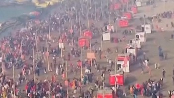 Umat Hindu India Ramai-Ramai Mandi Suci di Sungai Gangga