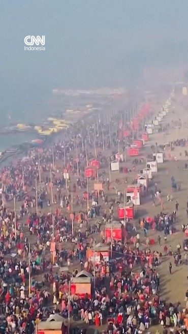 Umat Hindu India Ramai-Ramai Mandi Suci di Sungai Gangga