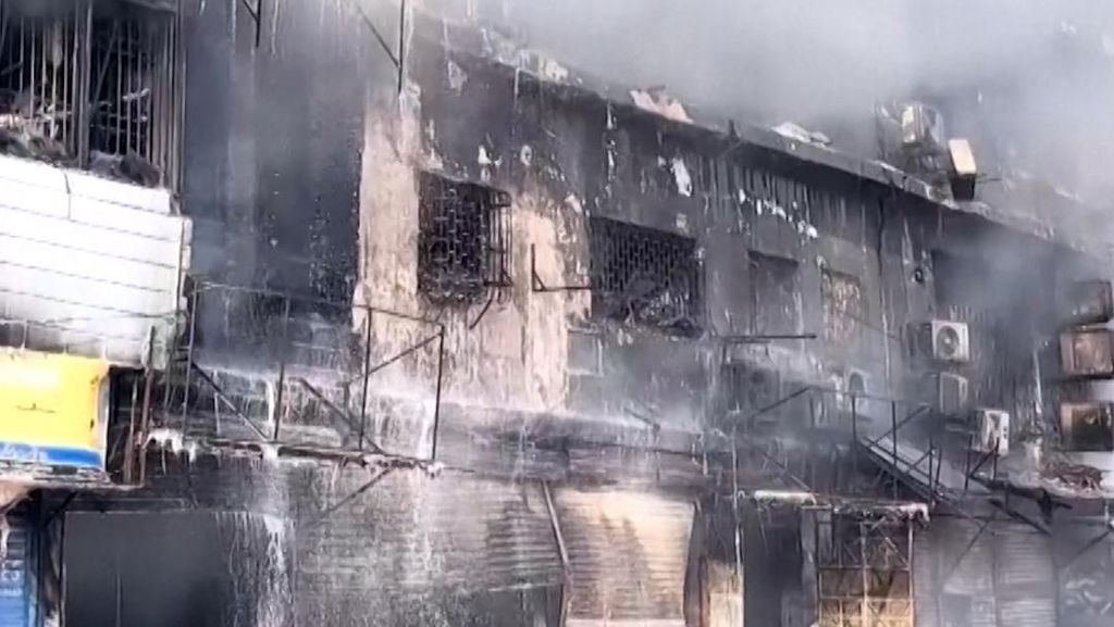 Penampakan Kebakaran Mal Karachi Pakistan, 14 Tewas dan 70 Hilang