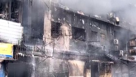 Penampakan Kebakaran Mal Karachi Pakistan, 14 Tewas & 70 Hilang