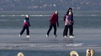 Ramai-ramai Warga Hungaria Berseluncur di Danau Balaton yang Membeku
