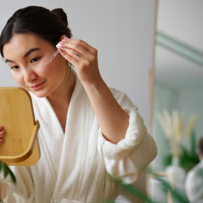 Treatment dilakukan jika kamu punya masalah kulit tertentu. Pilih serum yang aman dan cocok untuk semua jenis kulit/Foto: freepik.com/freepik