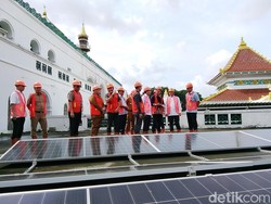 Hemat Listrik, Masjid Agung Palembang Gunakan Energi Surya