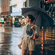 6 Rekomendasi Bahan Pakaian Tahan Air, Andalan buat Musim Hujan!