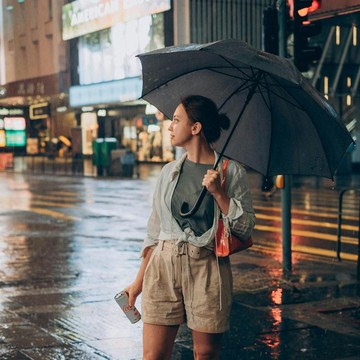 6 Rekomendasi Bahan Pakaian Tahan Air, Andalan buat Musim Hujan!