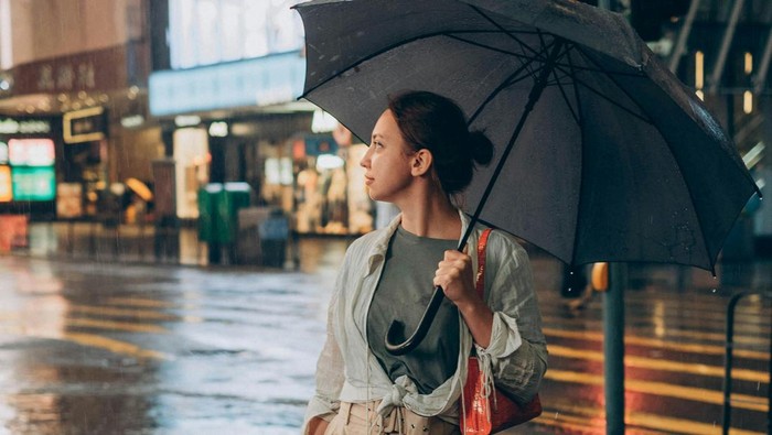 6 Rekomendasi Bahan Pakaian Tahan Air, Andalan buat Musim Hujan!