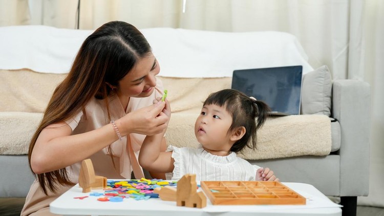 8 Ide Stimulasi Motorik Halus untuk Anak Usia 1 Tahun