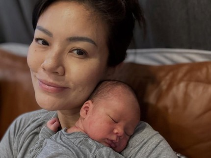 Potret Aline Adita Nikmati Masa Menyusui Anak Pertama di Usia 45 Th