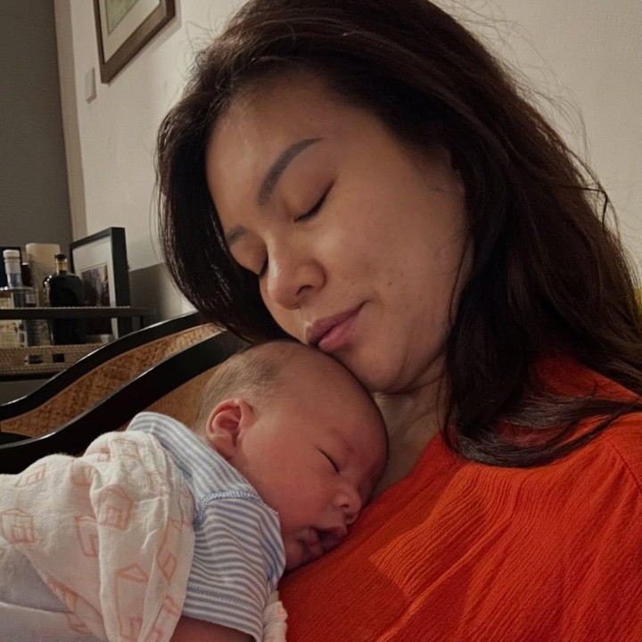 <p>Meskipun terkadang merasa lelah, tetapi Aline merasa kebahagiaan yang datang jauh lebih besar. Terlihat dalam potret ini yang menunjukkan dirinya tersenyum hangat sambil menggendong baby Jason. (Foto: Instagram @aline_adita)</p>