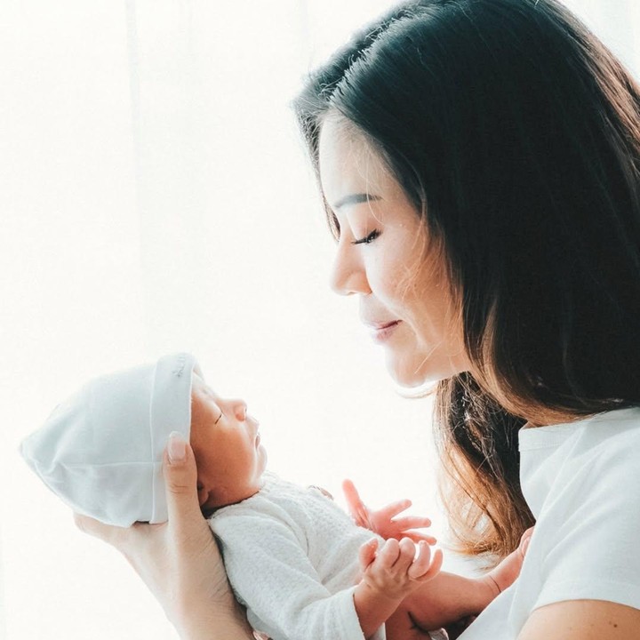 <p>Menikah dengan James Midgley pada tahun 2018, diketahui Aline dan suami telah menanti kehadiran Si Kecil selama 7 tahun lamanya. Setelah melalui tujuh kali putaran program bayi tabung, impian Aline dan suami akhirnya terwujud (Foto Instagram @aline_adita)</p>