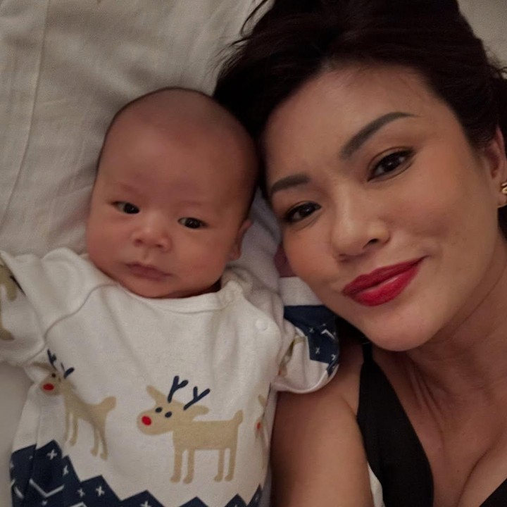 <p>Aline pun turut membagikan rutinitas menyusui baby Jason di Instagram-nya. Ia bercerita kalau malam minggunya kini dihabiskan dengan menonton serial sambil menunggu waktu giliran menyusui sang bayi tiba. (Foto: Instagram @aline_adita)</p>