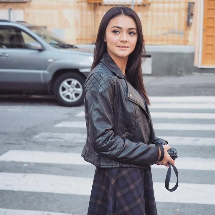 <p>Amanda Rawless mengikuti tren dengan membagikan beberapa momen liburan ke luar negeri di tahun 2016. &ldquo;Kembali ke 2016,&rdquo; tulis Amanda, dikutip dari laman Instagram <em>@amandrawless. </em>Banyak penggemar yang menengang masa-masa Amanda berperan dalam film <em>Dear Nathan</em>. Para netizen diajak untuk flashback kenangan yang terjadi pada 10 tahun lalu.&nbsp;(Foto: Instagram @amandarawles)</p>