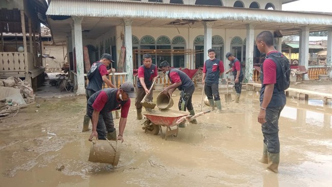 AGP membersihkan sejumlah fasilitas umum seperti masjid dan vihara, sekolah, serta akses jalan di wilayah Kota Lintang dan Kampung Durian di Aceh Tamiang.
