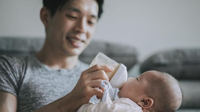 Panduan untuk Ayah MengASIhi: Cara Menghangatkan ASIP hingga Berikan Botol pada Bayi