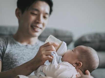 Posisi Terbaik Ayah saat Bantu MengASIhi agar Bayi Nyaman dan Aman