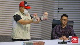 KPK menggeledah Dinas Perdagangan dan BKAD Kota Madiun terkait dugaan gratifikasi dan pencucian uang. Kasus ini diduga melibatkan Wali Kota Maidi.