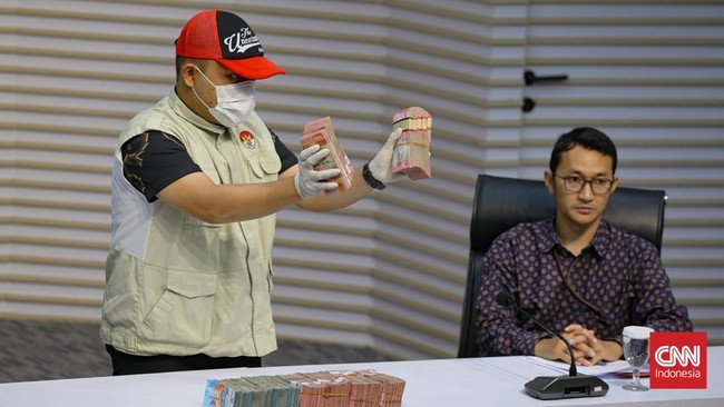 KPK menggeledah Dinas Perdagangan dan BKAD Kota Madiun terkait dugaan gratifikasi dan pencucian uang. Kasus ini diduga melibatkan Wali Kota Maidi.