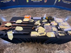 Ini Revolver-Laras Panjang Sitaan Polisi dari Gudang Senpi Rakitan di Sumedang