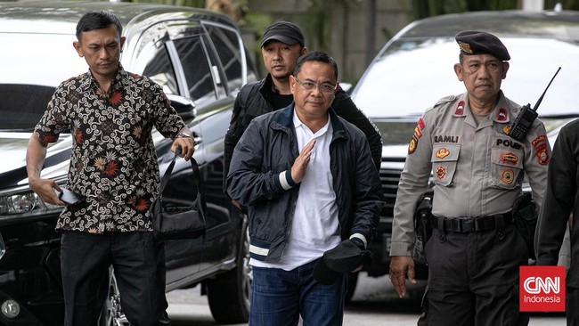 KPK menetapkan Bupati Pati Sudewo dan tiga kepala desa sebagai tersangka dugaan pemerasan dalam pengisian jabatan perangkat desa.