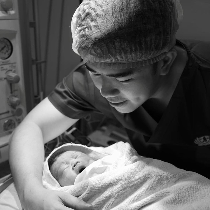 <p>Cindy Yuvia juga mengungkap nama anak pertamanya ke publik. Ia dan sang suami sepakat memberi nama putri mereka, Clairose Davichi Engrae. "Halo, keajaiban kecil kami. Setelah semua penantian, doa, dan cinta, akhirnya kau hadir di pelukan kami. Selamat datang di dunia, sayang. Clairose Davichi Engrae," tulisnya. (Foto: Instagram @nafaspertama via @cindyyuvia)</p>