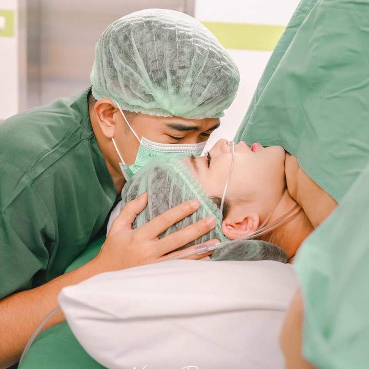 <p>Melalui unggahan di Instagram, Cindy Yuvia membagikan momen persalinan pertamanya yang penuh haru. Selama proses persalinan, perempuan yang akrab disapa Yupi ini tampak selalu ditemani oleh suaminya Devid Ng. (Foto: Instagram @nafaspertama via @cindyyuvia)</p>