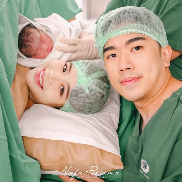 <p>Unggahan kabar bahagia ini banyak mendapatkan komentar dari netizen dan eks anggota JKT48. Mereka memberi ucapan selamat untuk Cindy Yuvia yang baru saja melahirkan anak pertama. "<em>Congrats</em>, Yupi dan suami," tulis Melody Nurramdhani Laksani. "<em>Pretty mommyy congratss ciciiii</em>," ujar Shania Gracia. "<em>Congrats</em> Yupi, dan suami.<em> Welcome bby Girl</em>," ungkap Shania Junianatha alias Shanju. (Foto: Instagram @nafaspertama via @cindyyuvia)</p>