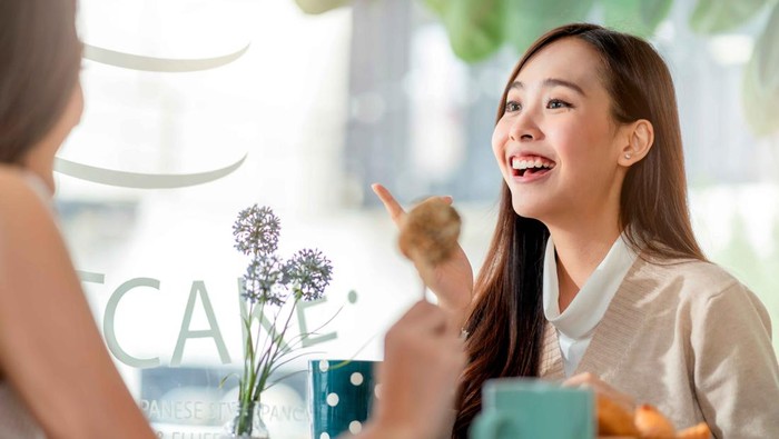 Ciri orang dengan integritas tinggi di tempat kerja adalah mereka dapat berkomunikasi secara jujur dan terbuka. Seperti yang kita tahu, komunikasi yang sehat adalah salah satu kunci dari kesuksesan.