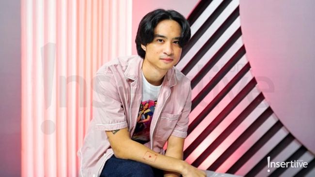 Intip 7 Potret Style Devano Mix dan Match Outfit Warna Pink Manis Tetap Cool