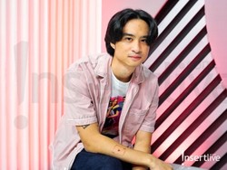 Intip 7 Potret Style Devano Mix & Match Outfit Warna Pink 'Manis Tetap Cool'