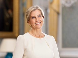 Gaya Duchess Sophie dan Victoria Beckham Jadi Inspirasi Tampil Elegan di Usia 60-an