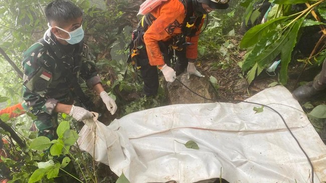 Tim SAR gabungan berhasil mengevakuasi jenazah korban kedua pesawat ATR 42-500 di Gunung Bulusaraung. Proses evakuasi dilakukan dengan penuh kehati-hatian.