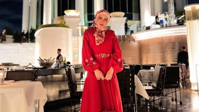 Glamor dengan One-Tone Style, Intip 7 Foto OOTD Vie Shantie Khan Sosialita Malaysia