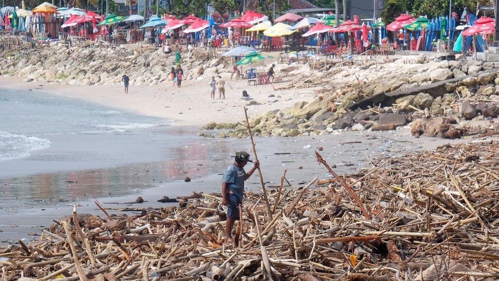 FOTO: Cuaca Ekstrem, Hamparan Sampah Kiriman Cemari Pantai Kuta Bali