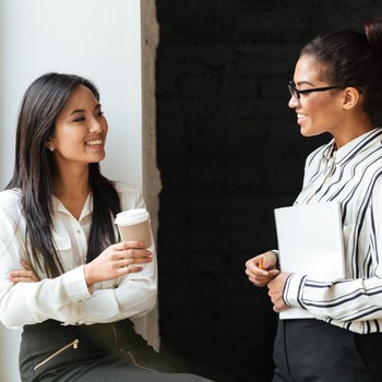 5 Kebiasaan yang Pantang Dilakukan Perempuan Cerdas dan Berkelas di Depan Umum
