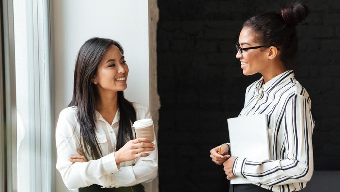 5 Kebiasaan yang Pantang Dilakukan Perempuan Cerdas dan Berkelas di Depan Umum