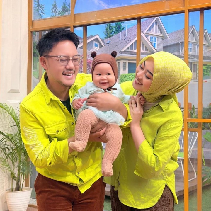 <p>Si Kecil yang akrab disapa Baby Diar ini lahir pada 22 Juli 2025. Meski usianya masih kecil, ternyata ia sudah diajak syuting lho, Bunda. Momen manis ini pun dibagikan langsung di Instagram Danang maupun sang istri, Hemas Nura. (Foto: Instagram @danang_official91/@hemasnura)</p>