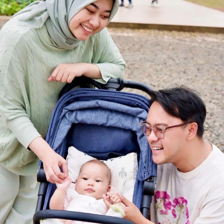 <p>Bunda masih ingat dengan penyanyi dangdut Danang DA? Pemilik nama lengkap Danang Pradana Dieva ini diketahui sudah menikah dengan Hemas Nura yang berprofesi sebagai dokter. Mengawali perjalanan rumah tangganya sejak tahun 2021, pasangan ini kini sudah dikaruniai satu anak perempuan yang diberi nama Diarta Maiza Pramasvara. (Foto: Instagram @danang_official91/@hemasnura)</p>