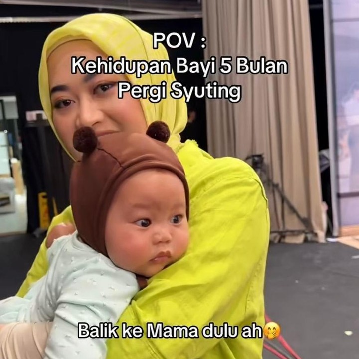 <p>Sebelum syuting dimulai, Si Kecil ini sudah terlihat tenang, Bunda. Memakai topi lucu bak beruang, Baby Diar tampil begitu menggemaskan dengan pipinya yang <em>chubby</em>. Sang Bunda pun menuturkan bahwa putrinya anteng selama syuting. "Bayi cimit udah syuting aja kamu nak. Mana sepanjang syuting anteng diem kayak enggak ada suara bayi, kau bayi apa boneka sih nakkk," tulis Hemas Nura lewat Instagramnya. (Foto: Instagram @danang_official91/@hemasnura)</p>