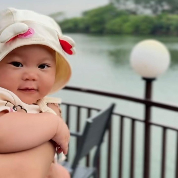 <p>Sejak pertama kali diperlihatkan ke publik, potret Baby Diar langsung ramai mendapat perhatian publik, Bunda. Wajahnya yang manis dengan pipinya yang tampak <em>chubby</em> membuat netizen gemas sekaligus tak berhenti memuji tingkah lucunya. (Foto: Instagram @danang_official91/@hemasnura)</p>