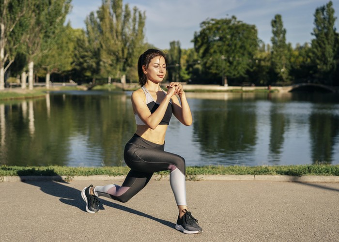Walking Lunges with Rotation adalah variasi dari latihan lunges standar yang menggabungkan gerakan melangkah maju dengan gerakan memutar batang tubuh (torso).