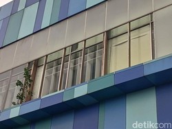 Kaca MP Makassar Pecah gegara Angin Kencang, Serpihan Berhamburan di Jalan